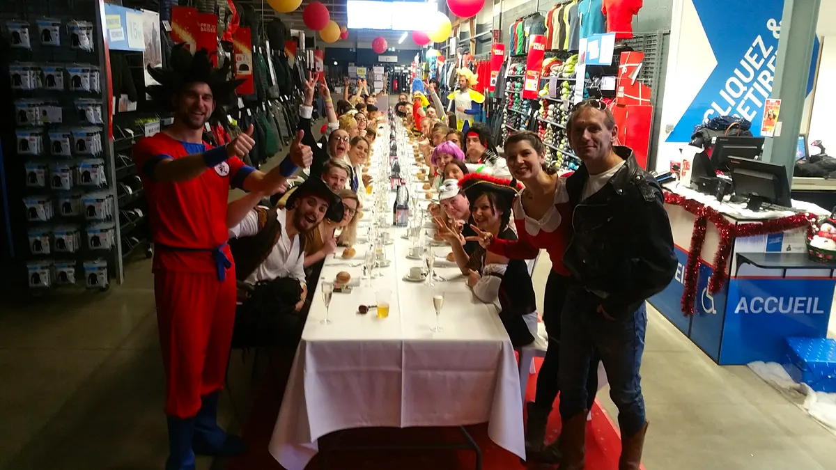 Longue table de banquet dressée avec des invités costumés en pirates