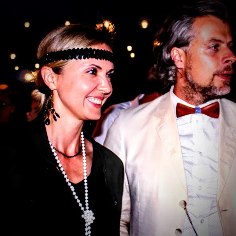 Couple en tenue années 20 : bandeau à sequins, collier de perles, nœud papillon