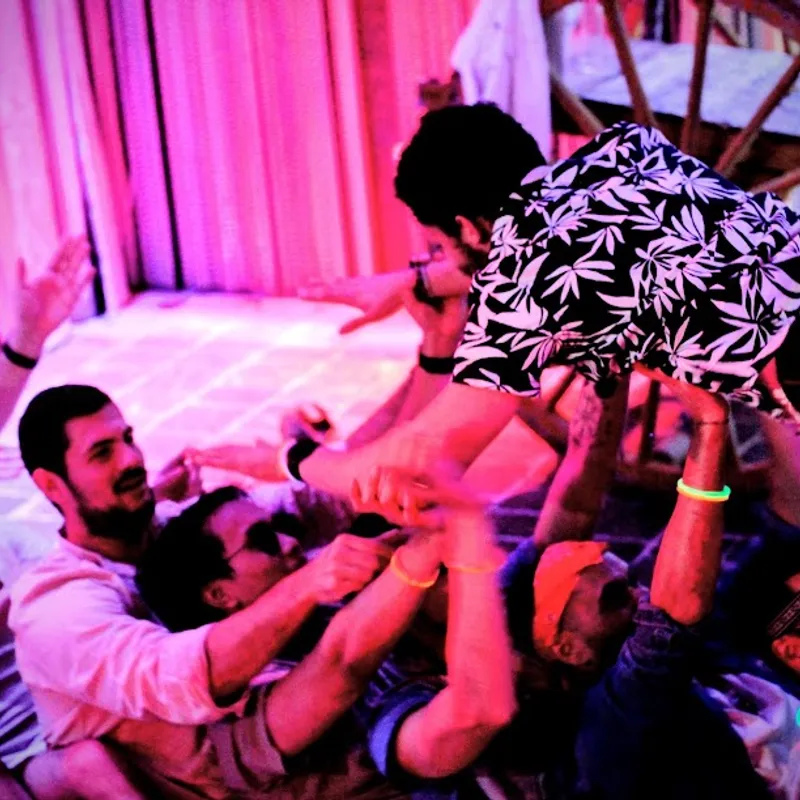 Ambiance fluo en intérieur, invités avec bracelets lumineux